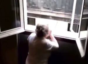 Video: Vecinos le celebraron el cumpleaños a una abuelita en medio de la cuarentena