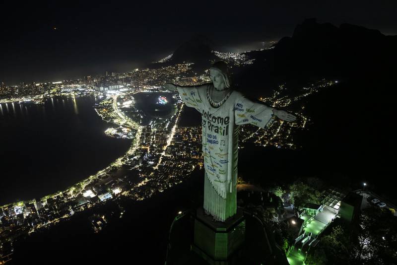 La estatua del Cristo Redentor está iluminada con un cartel de bienvenida a la cantante estadounidense Taylor Swift, Río de Janeiro, 16 de noviembre de 2023. (AP Foto/Bruna Prado)