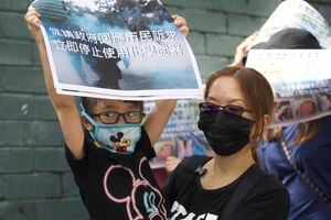Familias de Hong Kong protestan por uso de gas lacrimógeno