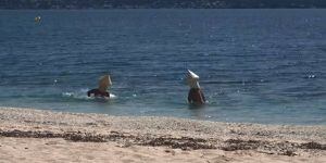 Hay irresponsables e irresponsables creativos: se disfrazaron de boyas para nadar en cuarentena