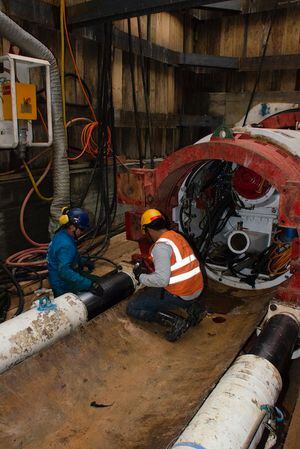 Con tecnología especializada y sin romper las calles, avanza la modernización de tuberías en Bogotá