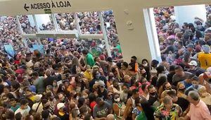 Escándalo en Brasil: multitudinaria apertura de una tienda de un amigo de Bolsonaro provoca un caos en plena crisis por el covid-19