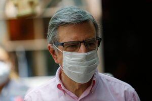Joaquín Lavín propone que detenidos por fiestas clandestinas realicen "limpieza en centros de salud"
