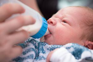 Amamantar a un bebé cada vez que llora influye en la epidemia global de obesidad, según estudio