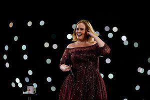 Captan nuevas fotos de Adele en leggins irreconocible y delgada