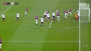 La mano de ChichaDios: Polémico gol 200 del mexicano para el West Ham de Pellegrini