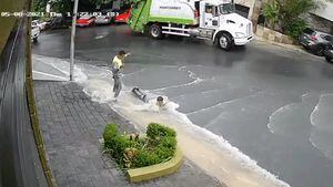 Recolectores de basura se divierten con el agua de lluvia en Monterrey