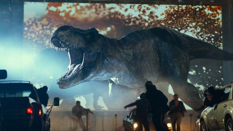 Empleados de cine improvisaron una “pelea de dinosaurios” durante falla  eléctrica en proyección de Jurassic World – Metro World News
