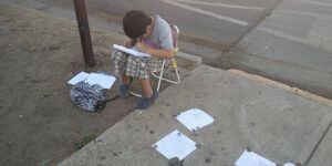 Niño vende sus dibujos en la calle para pagar sus útiles escolares y las redes se conmueven