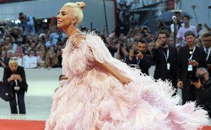 ¿Sorprenderá en los Óscar? Los 9 mejores looks de Lady Gaga en la alfombra roja