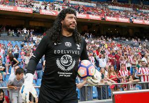Higuita cumplió su promesa y se cortó el cabello