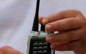 Estudiantes de escuela rural están recibiendo clases en casa a través de radioteléfono