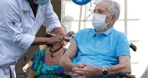 ‘Seu Peru’, da escolinha do Professor Raimundo, recebe vacina contra covid-19 no Rio
