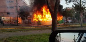Reportan bus quemado en tercera noche de protestas por requerimiento de Piñera al TC