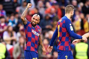 De la mano del Rey Arturo Vidal, Barcelona golea y se pone en la punta de La Liga