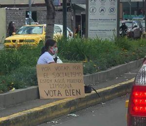 Hijo de Guillermo Lasso reacciona a uso de migrantes con carteles en Quito