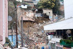 Fue tomada horas antes de la tragedia: la foto que revela como era la escalera donde se derrumbó la vivienda en Valparaíso