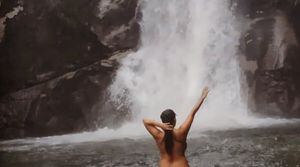 La mujer que recorre Colombia tomándose fotos desnuda