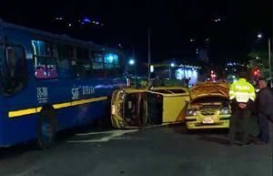 Delincuentes se robaron un taxi y terminaron volcados al intentar huir de la Policía
