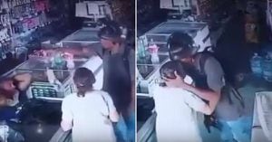 (VIDEO) En medio del atraco ladrón besó a mujer de la tercera edad para calmarla
