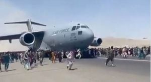 Desesperación en aeropuerto de Kabul: Reportan muertes en medio de desesperados intentos por salir de Afganistán