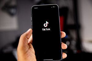 Tiktoker presume cofre con anillos de compromiso de sus exparejas