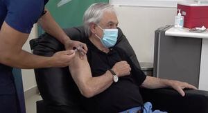 "Muy buena mano": Presidente Piñera recibió la primera dosis de la vacuna