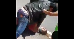 Brutales imágenes: hombre apuñala a su pareja ante hijo de 4 años en plena calle