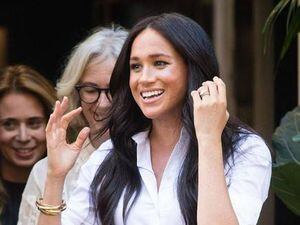 Meghan Markle nos muestra cómo llevar una camisa blanca, pieza indispensable del guardarropa
