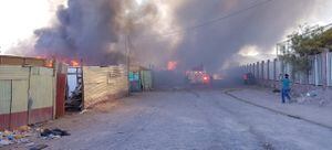 Incendio en Toma de Calama afecta a 700 personas: Carabineros detectó ocho lesionados