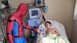 El "Hombre Araña" guatemalteco que da un hálito de esperanza a niños enfermos