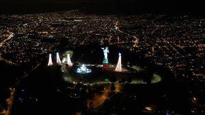 Así luce la iluminación del pesebre gigante de El Panecillo en Quito