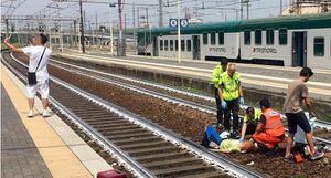 “Nos merecemos la extinción”: mujer es atropellada por un tren y un sujeto se saca una selfie mostrando la “V” de victoria con sus dedos