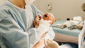 Bebê nasce com seu irmão gêmeo dentro do estômago: ele tinha ossos e coração