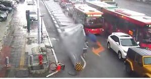 (VIDEO) Transeúntes son aplastados por enorme cerca metálica mientras transitaban en la vía