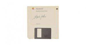 No creerás por cuánto están vendiendo un diskette firmado por Steve Jobs
