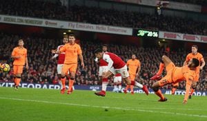 De cabecita a la red: el golazo de Alexis Sánchez ante Liverpool