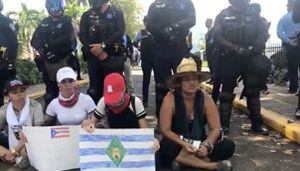 Autoridades remueven manifestantes viequenses frente a Fortaleza