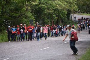 “Hoy son hondureños, mañana serán guatemaltecos o salvadoreños”, señalan analistas sobre caravana de migrantes