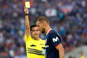 Alerta azul: Los jugadores de la U que podrían perderse el Superclásico con Colo Colo si reciben otra tarjeta amarilla