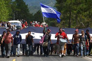 VIDEO. Migrantes hondureños cruzan frontera con Guatemala