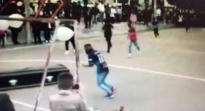 Video: ponen un cadáver en una multicancha para que anotara su último gol