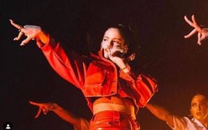 Rosalía deslumbra con un sensual atuendo rojo en los Grammys 2020