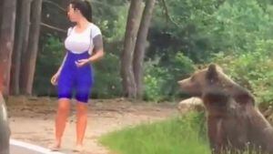 Gravam mulher sendo surpreendida ao tentar tirar selfie com urso selvagem e vídeo faz sucesso nas redes sociais