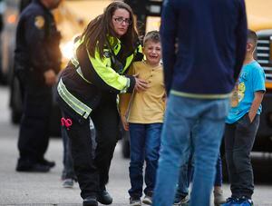 Un muerto y ocho heridos deja tiroteo en una escuela de Colorado