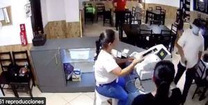 'Pareja del terror' roba locales y el último en el norte de Guayaquil quedó captado en VIDEO