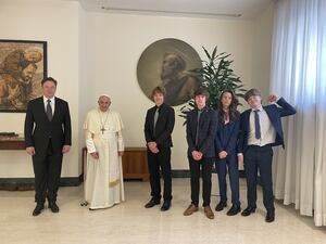 Elon Musk vuelve a Twitter: se toma una foto con el Papa y rinde tributo a un youtuber muerto