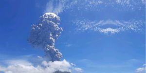 Video: volcán Lewotolo hace erupción brutal en Indonesia y se vuelve viral