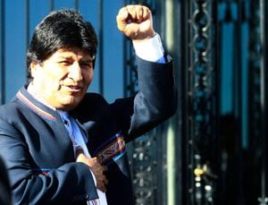 Para graduaciones y matrimonios: Evo Morales ofrece la lujosa nueva sede de la Unasur en plena inauguración