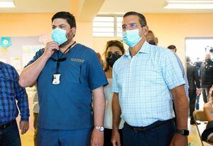 Los enchufados tienen acceso a la vacuna de COVID-19, mientras los más vulnerables quedan atrás